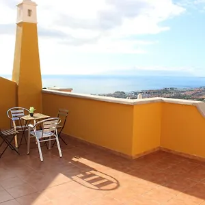 With A Serene Ocean And Mountain View Apartamento